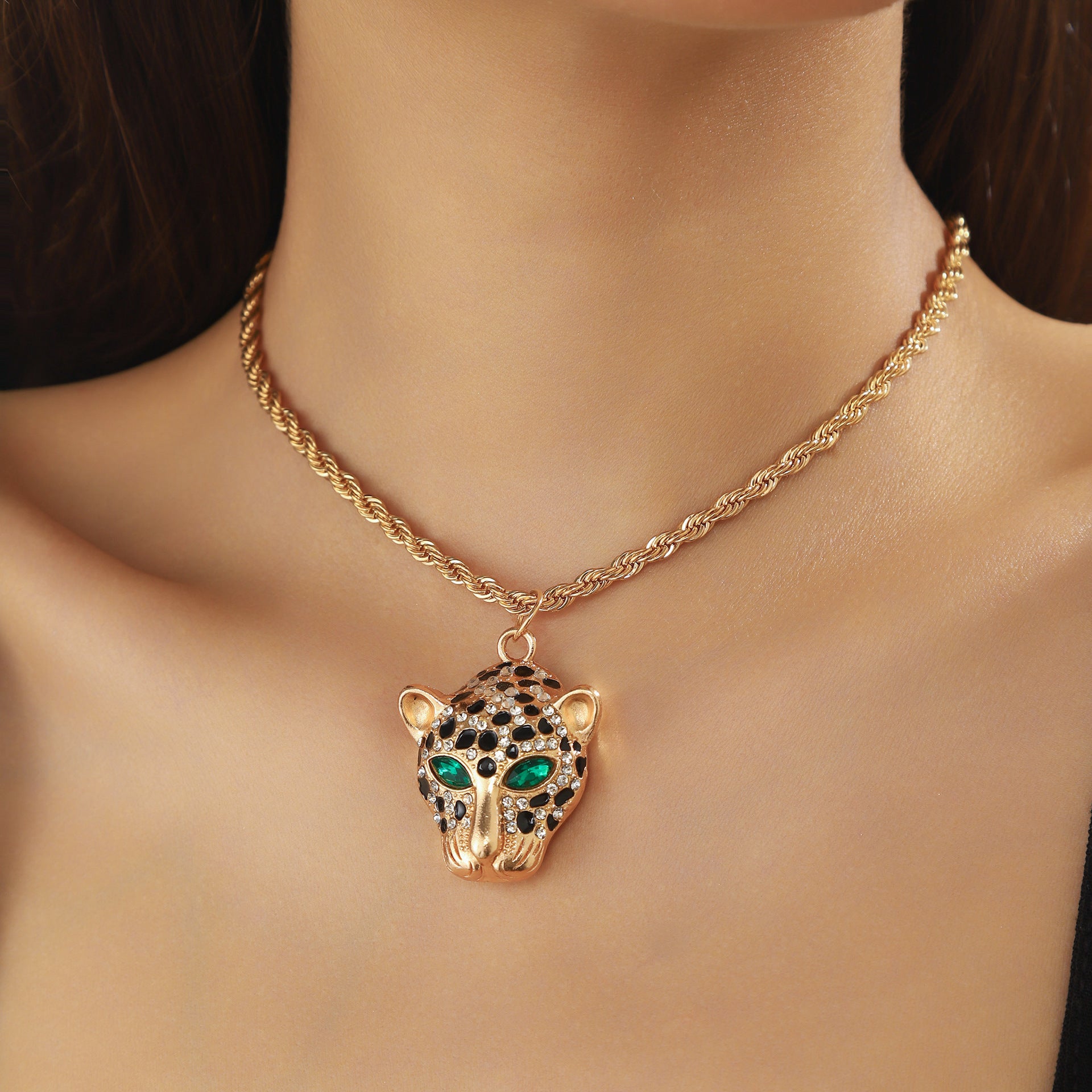 Golden Heir Shining Leopard Water Diamond Inlaid Necklace featuring sparkling water diamonds and intricate leopard design jewelry.