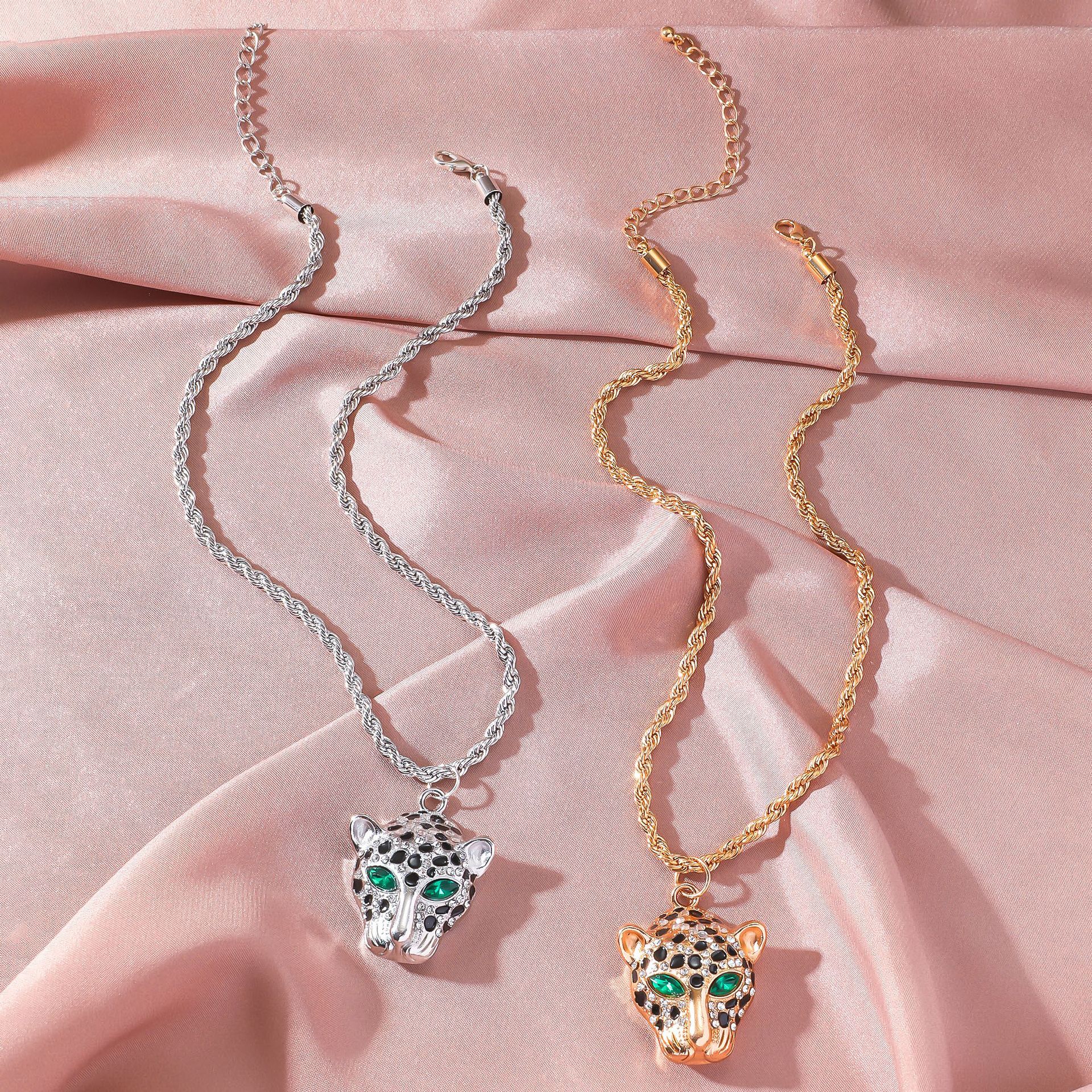 Golden Heir Shining Leopard Water Diamond Inlaid Necklace featuring a detailed leopard design with sparkling water diamonds.