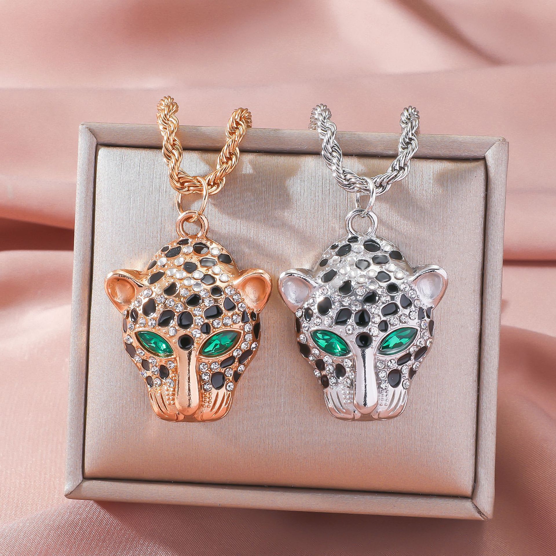 Golden Heir Shining Leopard Water Diamond Inlaid Necklace featuring a sparkling leopard design inlaid with water diamonds, jewelry accessory