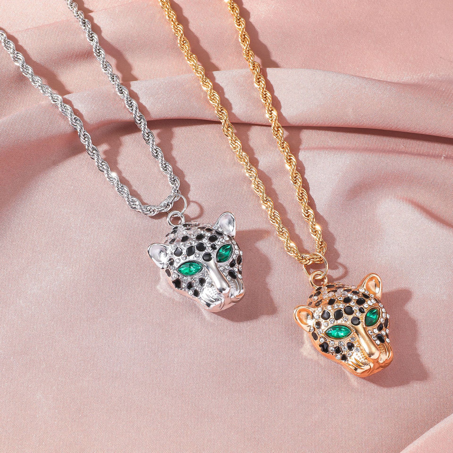 Golden Heir Shining Leopard Water Diamond Inlaid Necklace featuring sparkling diamonds and intricate leopard design in jewelry.
